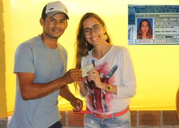 Deficiente auditiva recebe carteira de habilitação; fato inédito na região do sisal.