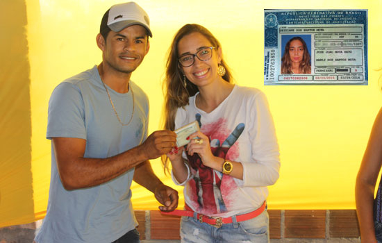 Deficiente auditiva recebe carteira de habilitação; fato inédito na região do sisal.