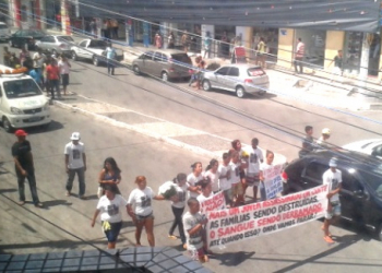 Faixa e cartazes de protesto marcam enterro de jovem morto na zona rural de Coité. O 20º este ano