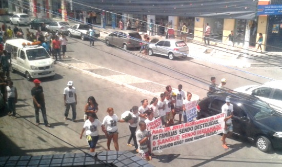 Faixa e cartazes de protesto marcam enterro de jovem morto na zona rural de Coité. O 20º este ano