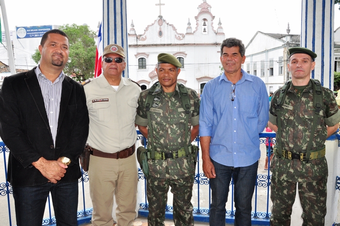 Osni Cardoso (E) ao lado de autoridades militares e o vice prefeito Gika Lopes recém eleito deputado estadual.