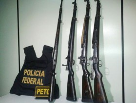 Armas recuperadas próximo a um cemitério.