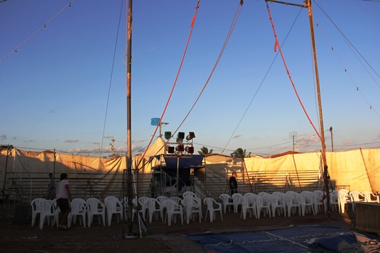 Lona do Golden Circus desaba com ventania e situação das familias fica mais complicada