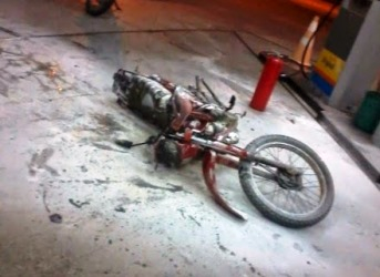 Motocicleta pega fogo enquanto estava sendo abastecida em Barrocas