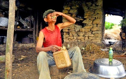 Homem bebe gasolina há mais de 40 anos e tem boa saúde