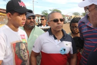 Manoel ao lado do jovem assessor e militante Fagner garante nova vitória de Dilma em Nova Fátima.