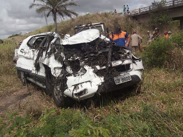Motorista morre ao cair de ponte e ficar submerso em lama na BR-101