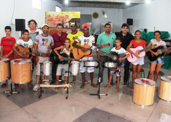 Baião Solidário faz entrega de violões ao Projeto Revolution Reggae em Conceição do Coité