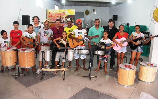 Baião Solidário faz entrega de violões ao Projeto Revolution Reggae em Conceição do Coité
