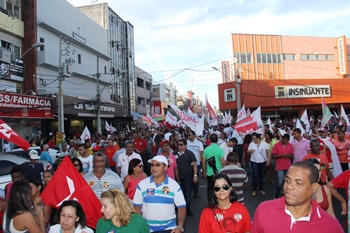 Com as principais forças de Alagoinhas na caminhada, deputado Joseildo e prefeito Paulo César, o transito praticamente parou.