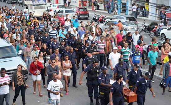 Comoção e revolta marcam o sepultamento do guarda muncipal em Conceição do Coité