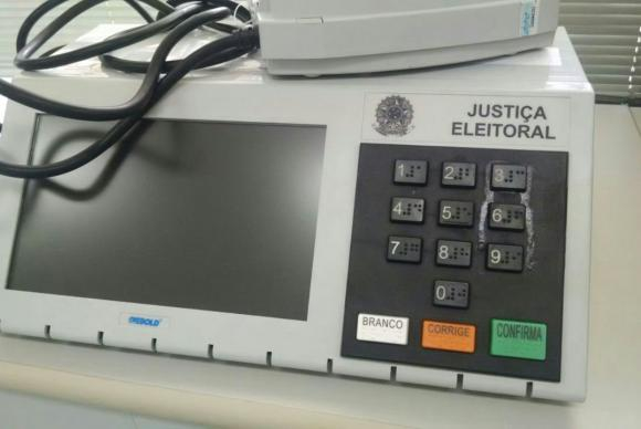 Eleitor cola tecla de urna em Goiás e é procurado pela Polícia Federal