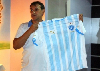 Elenco do Paysandu dedica acesso à Série B ao presidente Vandick Lima
