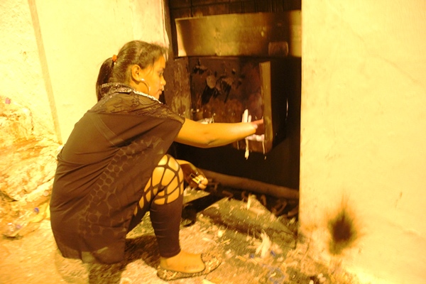 Tamires se contentou em acender velas na primeira capela. 