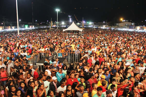 Monte Santo I – A fé e o profano levam mais de 30 mil romeiros a cidade para festa de Todos os Santos