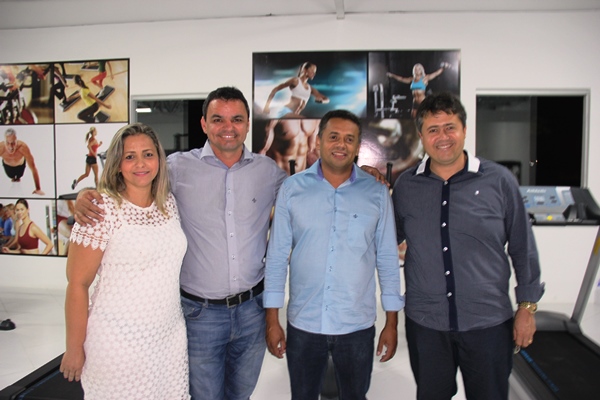 Alex Lopes (direita) parabenizou os empresários pela grande iniciativa.