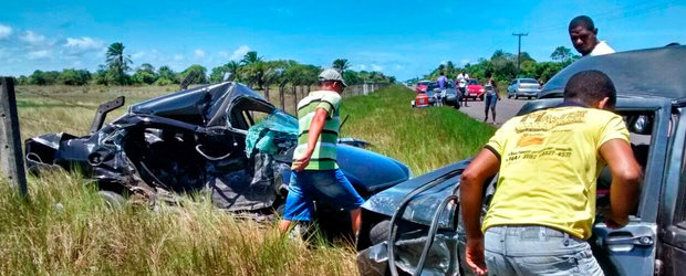 Colisão envolvendo Uno e Corsa mata enfermeira em Valença; cinco pessoas ficaram feridas
