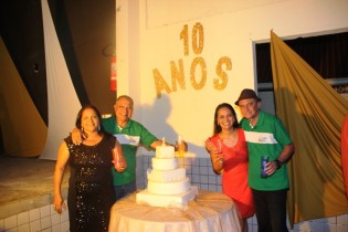 Presidente e vice junto as respectivas esposas.