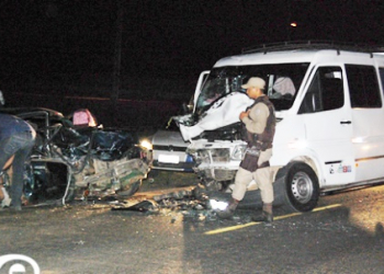 Colisão envolvendo Van e Monza deixa um morto e quatro feridos na BR 116, em Euclides da Cunha
