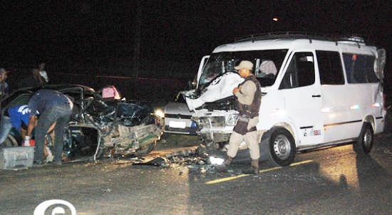 Colisão envolvendo Van e Monza deixa um morto e quatro feridos na BR 116, em Euclides da Cunha