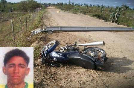 Valente: motociclista colide em poste de iluminação pública e morre; outros dois rapazes ficam feridos