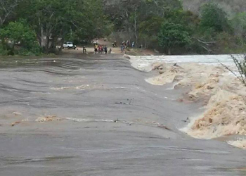 Nível do Rio Itapicuru sobe mais e impede travessia na ponte da Barreira