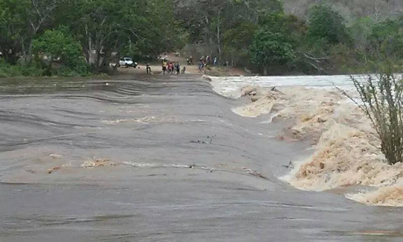 Nível do Rio Itapicuru sobe mais e impede travessia na ponte da Barreira