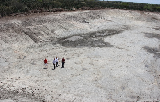 Valente – Osni Cardoso visita duas barragens construídas pelo CONSISAL