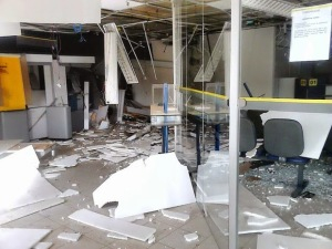 Agência bancária de Sátiro Dias é destruída por assaltantes