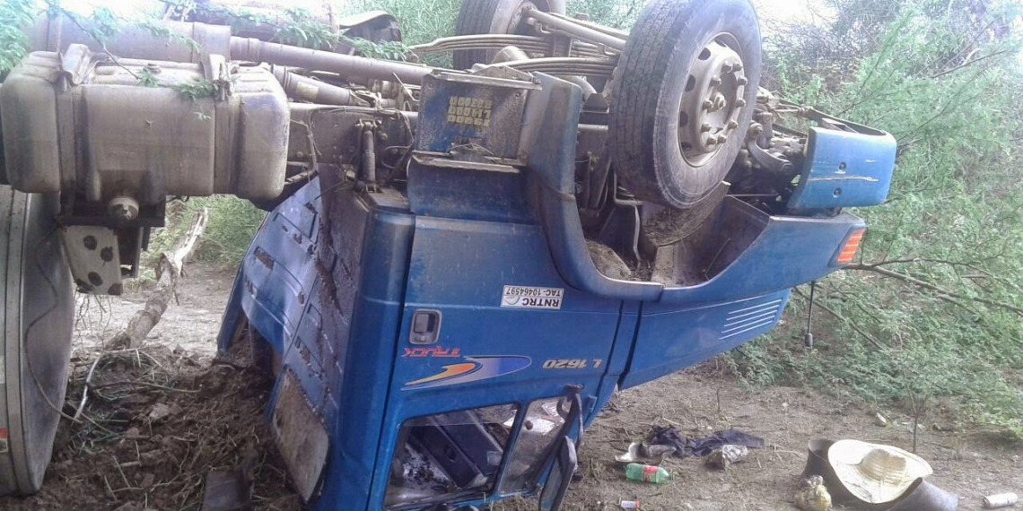 Condutor desvia de animal e tomba caminhão carregado de leite