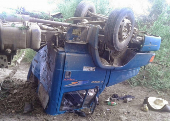 Condutor desvia de animal e tomba caminhão carregado de leite