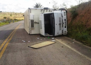 Caminhão frigorífico tomba na BA 131 deixando um morto e um ferido