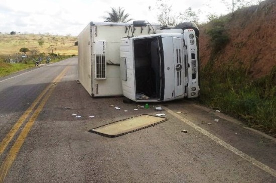 Caminhão frigorífico tomba na BA 131 deixando um morto e um ferido