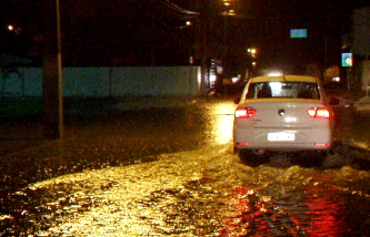 Forte temporal provoca alagamentos e apagão