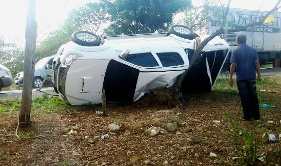 Prefeito de Nordestina e esposa saem ilesos em capotamento na BR 116