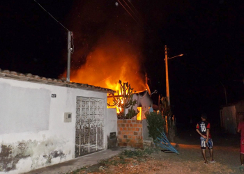 Filha incendeia casa após brigar com a mãe