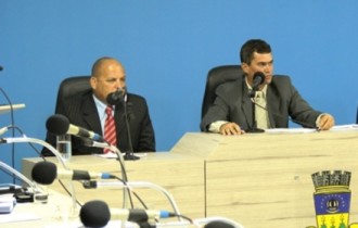 Araújo (E) está atualmente na vice presidência e pretende ocupar a cadeira mais alta. 