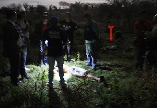 A seta vermelha ao fundo indica o outro corpo.