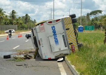 Carro forte capota em Feira de Santana