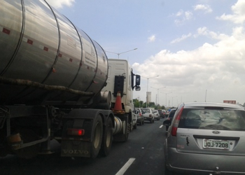 Obras na BR 324 causam estresse aos motoristas que pegaram mais de 10 km de engarrafamento