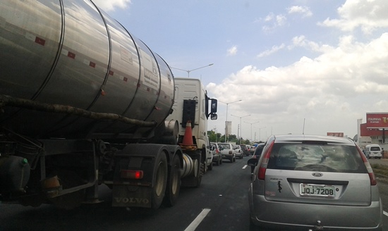 Obras na BR 324 causam estresse aos motoristas que pegaram mais de 10 km de engarrafamento