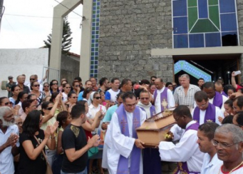 Fiéis prestam última homenagem ao padre que levou tiro ao volante perto de Camamu