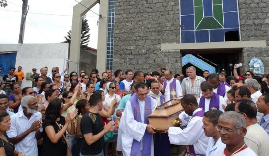 Fiéis prestam última homenagem ao padre que levou tiro ao volante perto de Camamu