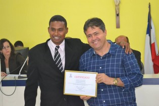 O vereador Ramon de Sena entrega placa a Alex.