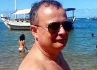 Solidário a juíza da Moldávia criticada por posar nas redes sociais de biquini, juiz de Coité posta foto de sunga