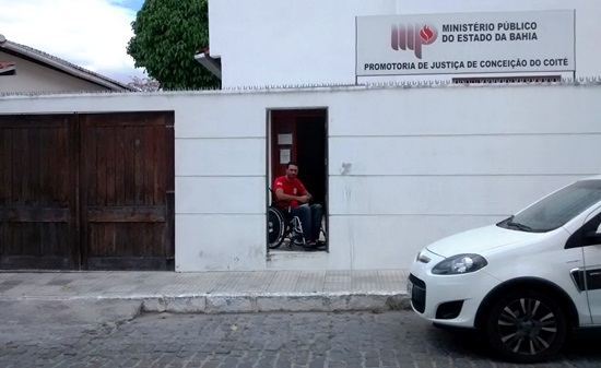 Deficiente físico cobra acessibilidade na sede do Ministério Público de Coité