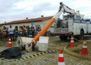 Guindaste quebra e mata dois operários que trabalhavam em ampliação de rede elétrica de conjunto habitacional em Tucano