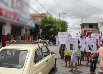 Populares fazem manifestação pedindo justiça contra casal que supostamente teria armado emboscada para torturar funcionária