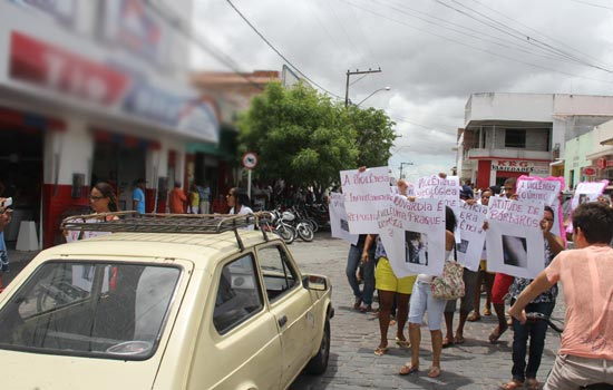 Populares fazem manifestação pedindo justiça contra casal que supostamente teria armado emboscada para torturar funcionária