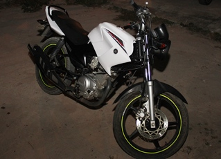 Coité – Polícia age rápido, recupera moto roubada na zona rural de Valente e prende e apreende suspeitos em flagrante